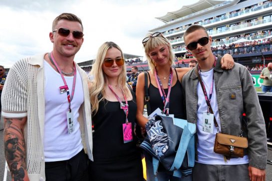 Adam Peaty (GBR) Swimmer (Left) with Romeo Beckham (GBR) (Right) on the grid.
09.07.2023. Formula 1 World Championship, Rd 11, British Grand Prix, Silverstone, England, Race Day.
- www.xpbimages.com, EMail: requests@xpbimages.com © Copyright: Batchelor / XPB Images