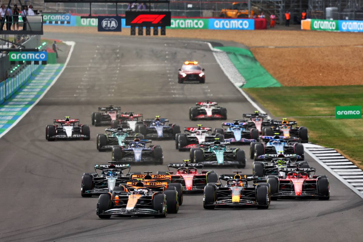 Lando Norris (GBR) McLaren MCL60 leads Max Verstappen (NLD) Red Bull Racing RB19 and Oscar Piastri (AUS) McLaren MCL60 at the start of the race.
09.07.2023. Formula 1 World Championship, Rd 11, British Grand Prix, Silverstone, England, Race Day.
- www.xpbimages.com, EMail: requests@xpbimages.com © Copyright: Batchelor / XPB Images
