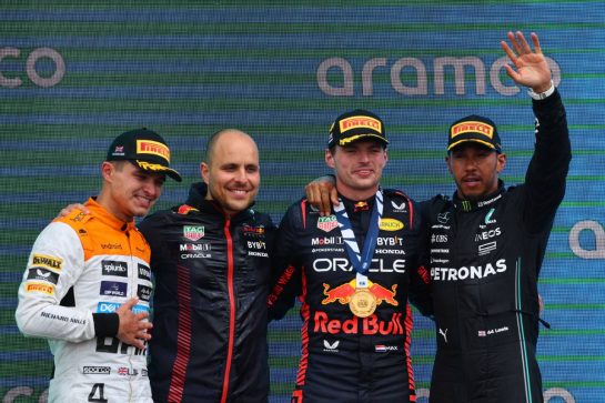 1st place Max Verstappen (NLD) Red Bull Racing RB19 with Gianpiero Lambiase (ITA) Red Bull Racing Engineer , 2nd place Lando Norris (GBR) McLaren MCL60 and 3rd place Lewis Hamilton (GBR) Mercedes AMG F1 W14.
09.07.2023. Formula 1 World Championship, Rd 11, British Grand Prix, Silverstone, England, Race Day.
- www.xpbimages.com, EMail: requests@xpbimages.com © Copyright: Batchelor / XPB Images