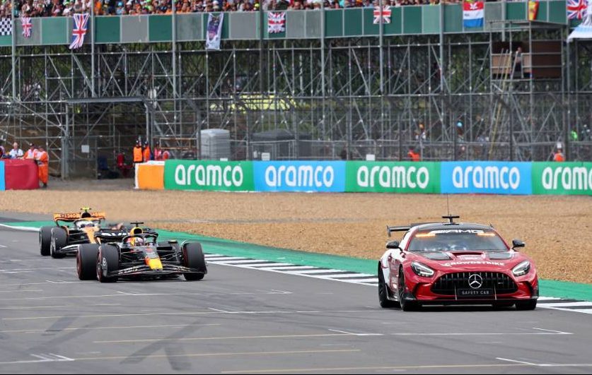 Max Verstappen (NLD) Red Bull Racing RB19 leads behind the Mercedes AMG FIA Safety Car. 09.07.2023. Formula 1 World Championship, Rd 11, British Grand Prix, Silverstone, England, Race Day. - www.xpbimages.com, EMail: requests@xpbimages.com © Copyright: Batchelor / XPB Images