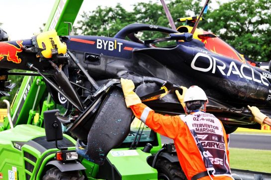 The damaged Red Bull Racing RB19 of Sergio Perez (MEX) Red Bull Racing, who crashed in the first practice session.
21.07.2023. Formula 1 World Championship, Rd 12, Hungarian Grand Prix, Budapest, Hungary, Practice Day.
- www.xpbimages.com, EMail: requests@xpbimages.com © Copyright: Charniaux / XPB Images