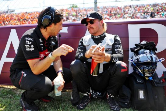 Valtteri Bottas (FIN) Alfa Romeo F1 Team (Right) with Alexander Chan, Alfa Romeo F1 Team Race Engineer on the grid.
23.07.2023. Formula 1 World Championship, Rd 12, Hungarian Grand Prix, Budapest, Hungary, Race Day.
- www.xpbimages.com, EMail: requests@xpbimages.com © Copyright: Bearne / XPB Images