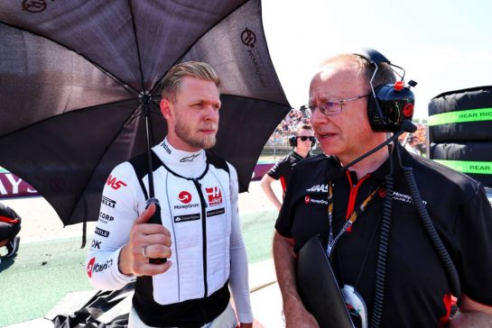 (L to R): Kevin Magnussen (DEN) Haas F1 Team with Mark Slade (GBR) Haas F1 Team Race Engineer on the grid.
23.07.2023. Formula 1 World Championship, Rd 12, Hungarian Grand Prix, Budapest, Hungary, Race Day.
 - www.xpbimages.com, EMail: requests@xpbimages.com © Copyright: Coates / XPB Images