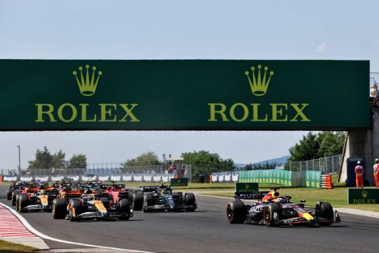Max Verstappen (NLD) Red Bull Racing RB19 leads Oscar Piastri (AUS) McLaren MCL60 at the start of the race.
23.07.2023. Formula 1 World Championship, Rd 12, Hungarian Grand Prix, Budapest, Hungary, Race Day.
- www.xpbimages.com, EMail: requests@xpbimages.com © Copyright: Moy / XPB Images