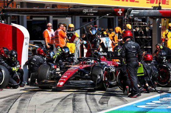 Valtteri Bottas (FIN) Alfa Romeo F1 Team C43 makes a pit stop.
23.07.2023. Formula 1 World Championship, Rd 12, Hungarian Grand Prix, Budapest, Hungary, Race Day.
- www.xpbimages.com, EMail: requests@xpbimages.com © Copyright: Moy / XPB Images