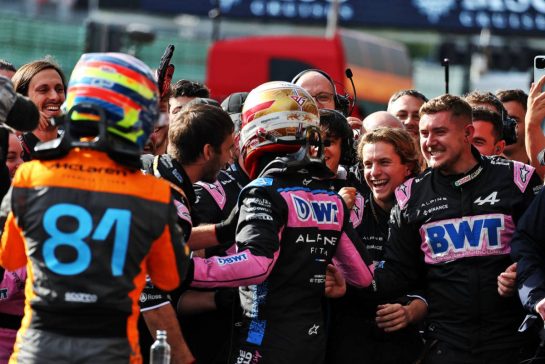 Pierre Gasly (FRA) Alpine F1 Team celebrates his third position in Sprint parc ferme with the team.
29.07.2023. Formula 1 World Championship, Rd 13, Belgian Grand Prix, Spa Francorchamps, Belgium, Sprint Day.
- www.xpbimages.com, EMail: requests@xpbimages.com © Copyright: Moy / XPB Images