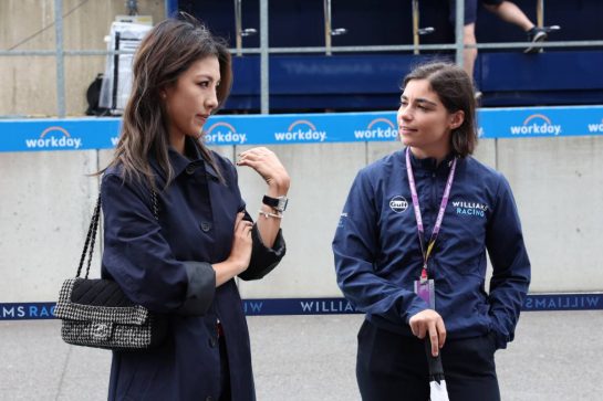 (L to R): Muni Lily He (CHN) Professional Golfer with Jamie Chadwick (GBR) Williams Racing Development Driver.
30.07.2023. Formula 1 World Championship, Rd 13, Belgian Grand Prix, Spa Francorchamps, Belgium, Race Day.
- www.xpbimages.com, EMail: requests@xpbimages.com © Copyright: Rew / XPB Images