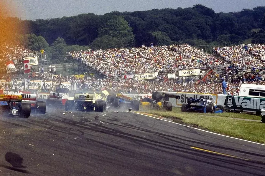 gbr start crash 1 La victoria de Mansell en casa se vio empañada por la caída de Laffite