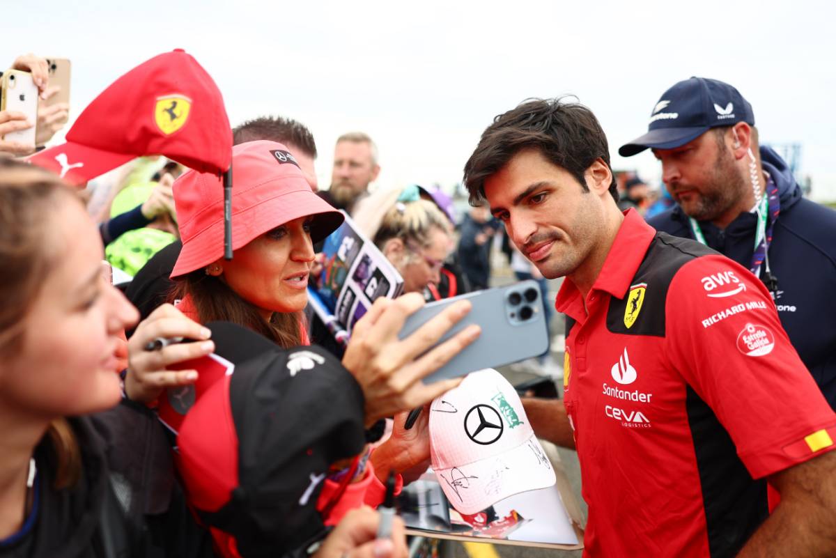 Carlos Sainz Jr (ESP) Ferrari with fans.
09.07.2023. Formula 1 World Championship, Rd 11, British Grand Prix, Silverstone, England, Race Day.
- www.xpbimages.com, EMail: requests@xpbimages.com © Copyright: Coates / XPB Images