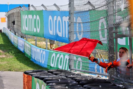 A marshal waves a red flag in the first practice session.
25.08.2023. Formula 1 World Championship, Rd 14, Dutch Grand Prix, Zandvoort, Netherlands, Practice Day.
- www.xpbimages.com, EMail: requests@xpbimages.com © Copyright: Miltenburg / XPB Images