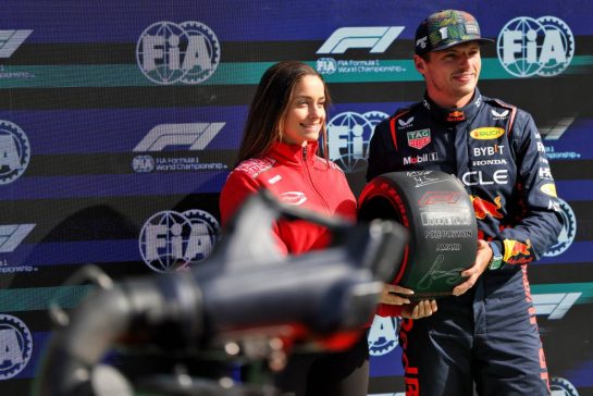 Max Verstappen (NLD) Red Bull Racing receives the Pirelli Pole Position Award from Marta Garcia (ESP) Racing Driver.
26.08.2023. Formula 1 World Championship, Rd 14, Dutch Grand Prix, Zandvoort, Netherlands, Qualifying Day.
- www.xpbimages.com, EMail: requests@xpbimages.com © Copyright: Staley / XPB Images