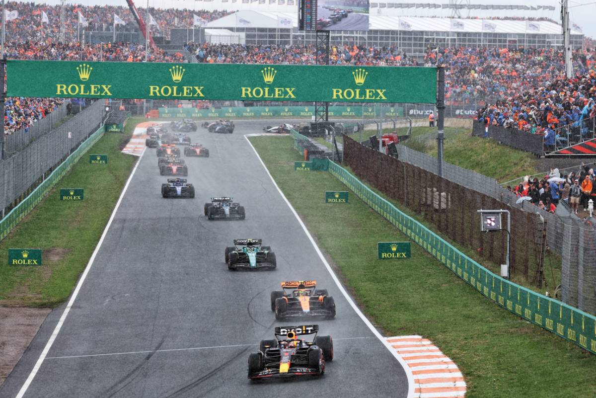 Max Verstappen (NLD) Red Bull Racing RB19 leads at the start of the race.
27.08.2023. Formula 1 World Championship, Rd 14, Dutch Grand Prix, Zandvoort, Netherlands, Race Day.
- www.xpbimages.com, EMail: requests@xpbimages.com © Copyright: Moy / XPB Images