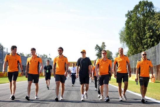 Oscar Piastri (AUS) McLaren walks the circuit with the team.
31.08.2023. Formula 1 World Championship, Rd 15, Italian Grand Prix, Monza, Italy, Preparation Day.
- www.xpbimages.com, EMail: requests@xpbimages.com © Copyright: Bearne / XPB Images