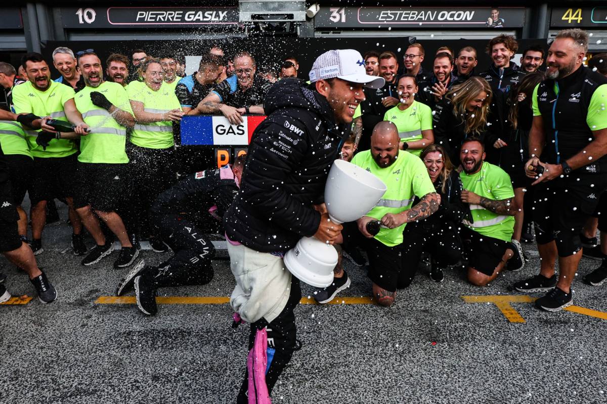 Pierre Gasly (FRA) Alpine F1 Team celebrates his third position with the team. 27.08.2023. Formula 1 World Championship, Rd 14, Dutch Grand Prix, Zandvoort, Netherlands, Race Day. - www.xpbimages.com, EMail: requests@xpbimages.com © Copyright: Charniaux / XPB Images
