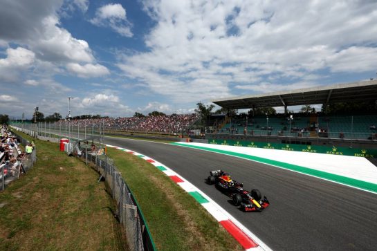 Sergio Perez (MEX) Red Bull Racing RB19.
01.09.2023. Formula 1 World Championship, Rd 15, Italian Grand Prix, Monza, Italy, Practice Day.
- www.xpbimages.com, EMail: requests@xpbimages.com © Copyright: Moy / XPB Images