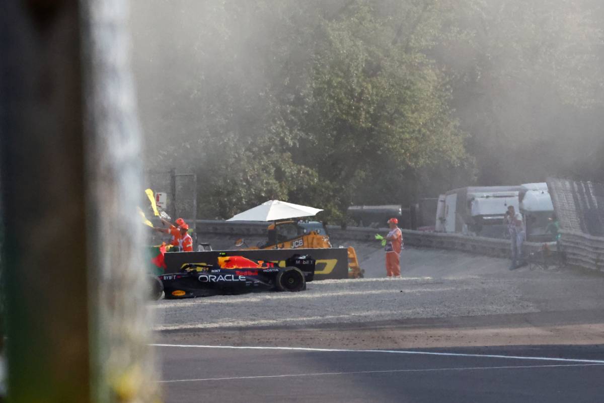 Sergio Perez (MEX) Red Bull Racing RB19 spun in the second practice session. 01.09.2023. Formula 1 World Championship, Rd 15, Italian Grand Prix, Monza, Italy, Practice Day. - www.xpbimages.com, EMail: requests@xpbimages.com © Copyright: Batchelor / XPB Images