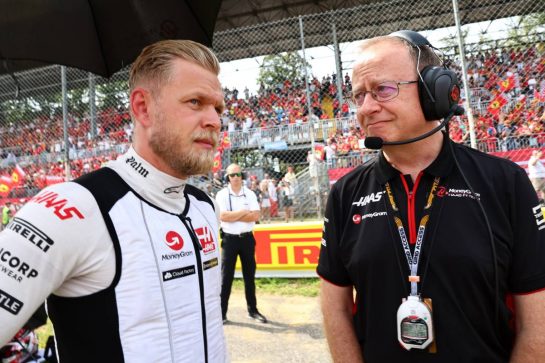 (L to R): Kevin Magnussen (DEN) Haas F1 Team on the grid with Mark Slade (GBR) Haas F1 Team Race Engineer.
03.09.2023. Formula 1 World Championship, Rd 15, Italian Grand Prix, Monza, Italy, Race Day.
- www.xpbimages.com, EMail: requests@xpbimages.com © Copyright: Batchelor / XPB Images
