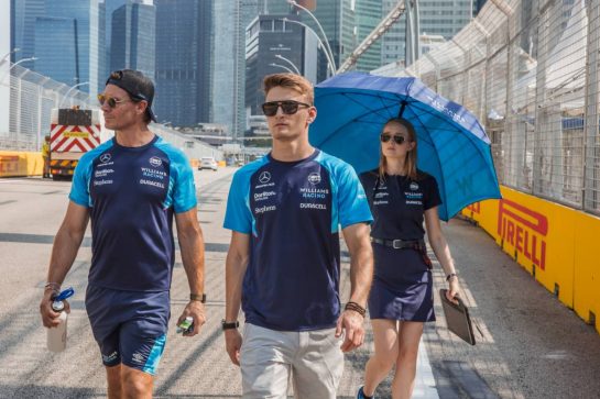 Logan Sargeant (USA) Williams Racing walks the circuit with the team.
14.09.2023. Formula 1 World Championship, Rd 16, Singapore Grand Prix, Marina Bay Street Circuit, Singapore, Preparation Day.
- www.xpbimages.com, EMail: requests@xpbimages.com © Copyright: Bearne / XPB Images