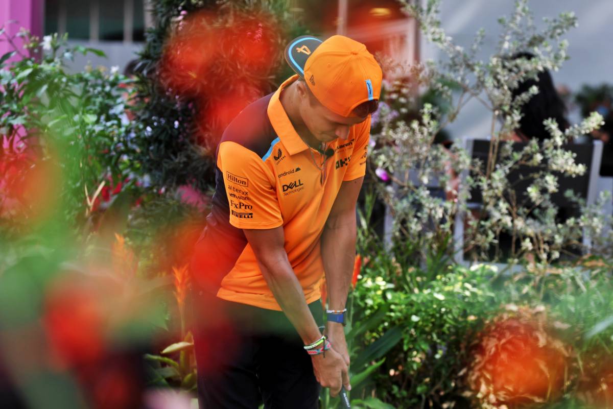 Lando Norris (GBR) McLaren plays golf in the paddock. 14.09.2023. Formula 1 World Championship, Rd 16, Singapore Grand Prix, Marina Bay Street Circuit, Singapore, Preparation Day. - www.xpbimages.com, EMail: requests@xpbimages.com © Copyright: Rew / XPB Images