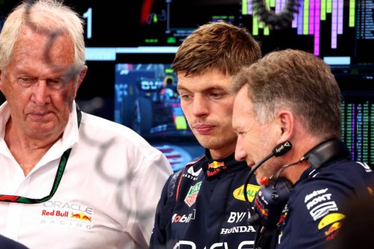 Max Verstappen (NLD) Red Bull Racing with Dr Helmut Marko (AUT) Red Bull Motorsport Consultant (Left) and Christian Horner (GBR) Red Bull Racing Team Principal (Right).
15.09.2023. Formula 1 World Championship, Rd 16, Singapore Grand Prix, Marina Bay Street Circuit, Singapore, Practice Day.
- www.xpbimages.com, EMail: requests@xpbimages.com © Copyright: Batchelor / XPB Images