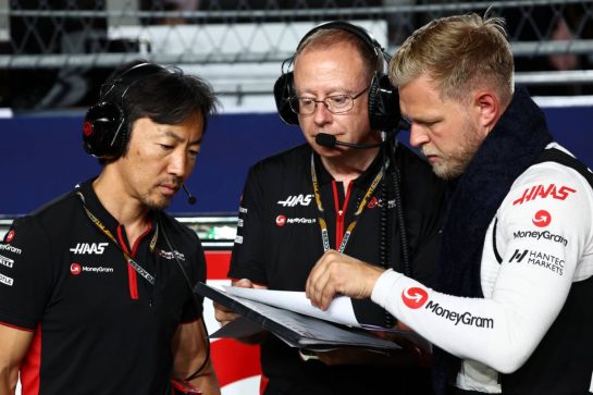 Kevin Magnussen (DEN) Haas F1 Team with Ayao Komatsu (JPN) Haas F1 Team Race Engineer and Mark Slade (GBR) Haas F1 Team Race Engineer on the grid.
17.09.2023. Formula 1 World Championship, Rd 16, Singapore Grand Prix, Marina Bay Street Circuit, Singapore, Race Day.
 - www.xpbimages.com, EMail: requests@xpbimages.com © Copyright: Coates / XPB Images