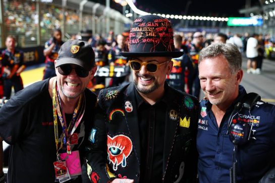Boy George (GBR) Singer on the grid with Christian Horner (GBR) Red Bull Racing Team Principal.
17.09.2023. Formula 1 World Championship, Rd 16, Singapore Grand Prix, Marina Bay Street Circuit, Singapore, Race Day.
- www.xpbimages.com, EMail: requests@xpbimages.com © Copyright: Batchelor / XPB Images