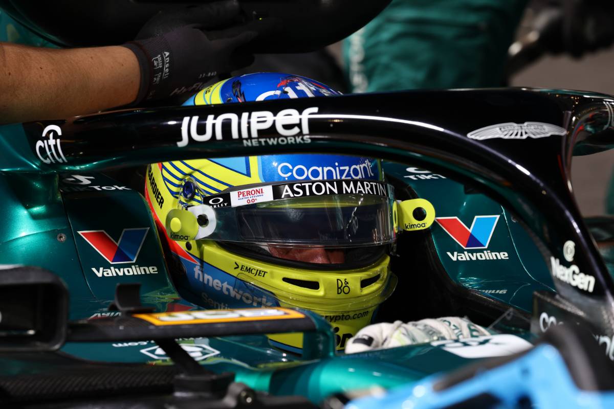 Fernando Alonso (ESP) Aston Martin F1 Team AMR23 on the grid. 17.09.2023. Formula 1 World Championship, Rd 16, Singapore Grand Prix, Marina Bay Street Circuit, Singapore, Race Day. - www.xpbimages.com, EMail: requests@xpbimages.com © Copyright: Moy / XPB Images