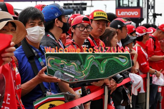 Circuit atmosphere - fans in the pits.
21.09.2023. Formula 1 World Championship, Rd 17, Japanese Grand Prix, Suzuka, Japan, Preparation Day.
- www.xpbimages.com, EMail: requests@xpbimages.com © Copyright: Moy / XPB Images