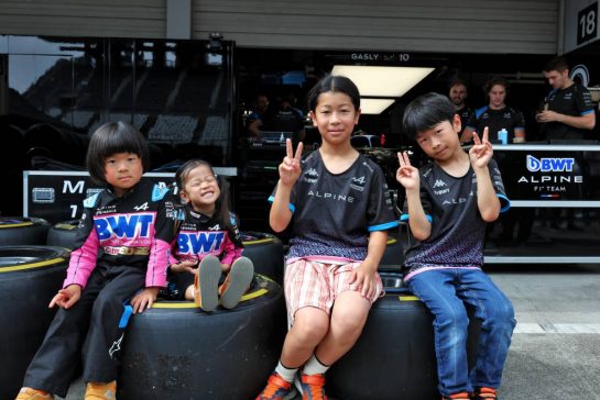 Circuit atmosphere - young Alpine F1 Team fans in the pits.
21.09.2023. Formula 1 World Championship, Rd 17, Japanese Grand Prix, Suzuka, Japan, Preparation Day.
- www.xpbimages.com, EMail: requests@xpbimages.com © Copyright: Moy / XPB Images