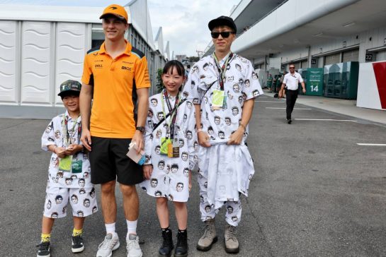 Oscar Piastri (AUS) McLaren with fans.
22.09.2023. Formula 1 World Championship, Rd 17, Japanese Grand Prix, Suzuka, Japan, Practice Day.
- www.xpbimages.com, EMail: requests@xpbimages.com © Copyright: Moy / XPB Images