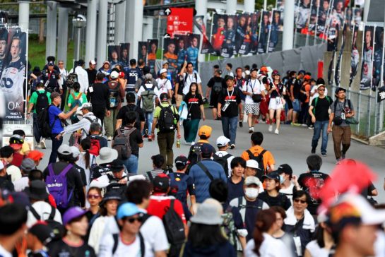 Circuit atmosphere - fans.
23.09.2023. Formula 1 World Championship, Rd 17, Japanese Grand Prix, Suzuka, Japan, Qualifying Day.
- www.xpbimages.com, EMail: requests@xpbimages.com © Copyright: Moy / XPB Images