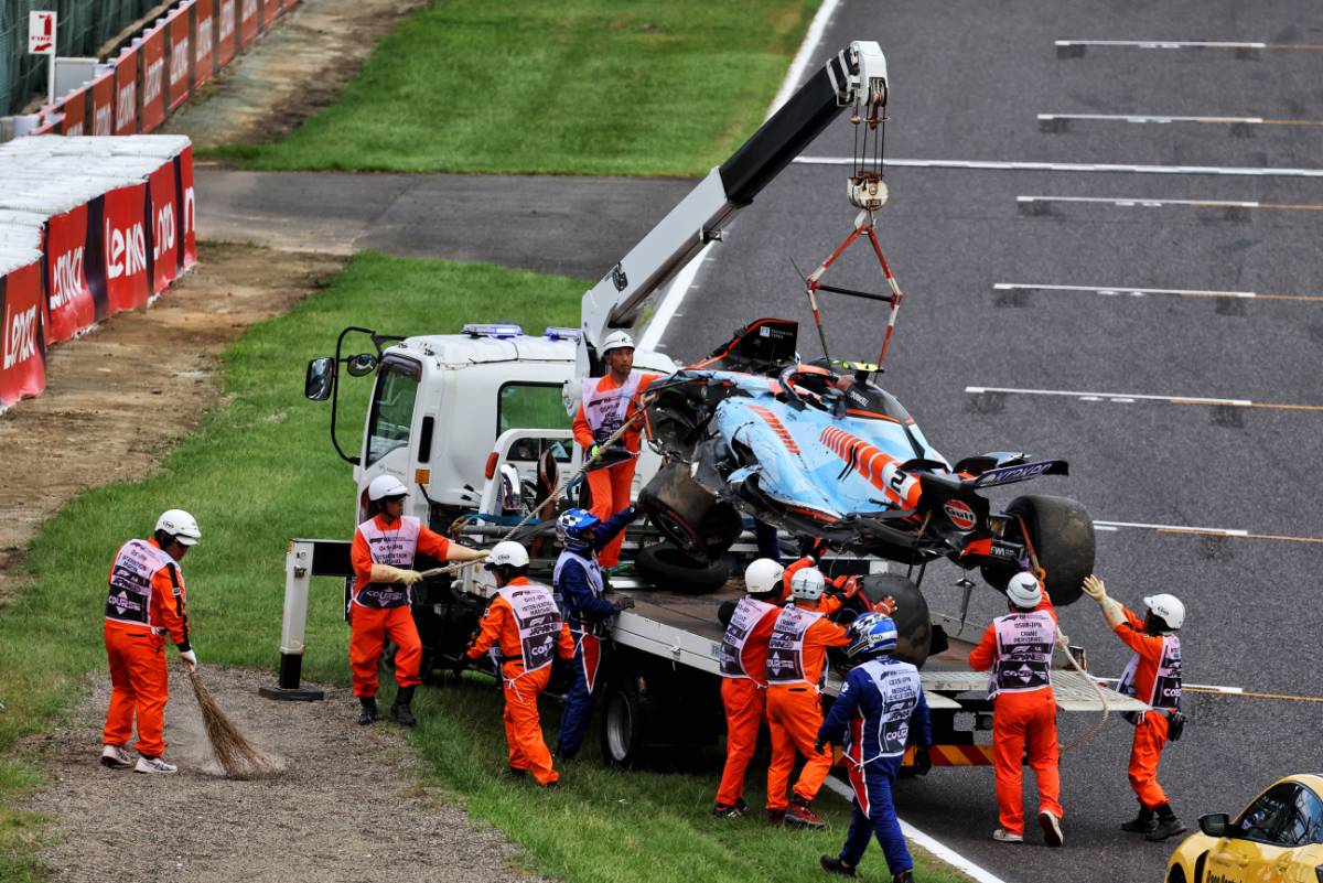 The Williams Racing FW45 of Logan Sargeant (USA) is recovered back to the pits on the back of a truck after he crashed in qualifying.
23.09.2023. Formula 1 World Championship, Rd 17, Japanese Grand Prix, Suzuka, Japan, Qualifying Day.
- www.xpbimages.com, EMail: requests@xpbimages.com © Copyright: Moy / XPB Images
