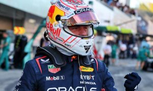 Verstappen flies to Japan pole, Piastri on front row