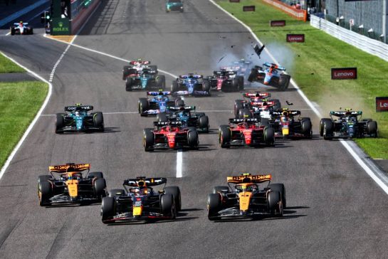 (L to R): Max Verstappen (NLD) Red Bull Racing RB19 and Lando Norris (GBR) McLaren MCL60 lead at the start of the race. Lewis Hamilton (GBR) Mercedes AMG F1 W14 runs wide and Alexander Albon (THA) Williams Racing FW45 airborne.
24.09.2023. Formula 1 World Championship, Rd 17, Japanese Grand Prix, Suzuka, Japan, Race Day.
- www.xpbimages.com, EMail: requests@xpbimages.com © Copyright: Batchelor / XPB Images