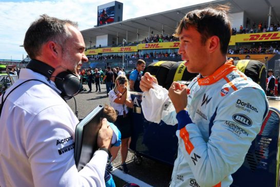 (L to R): James Urwin (GBR) Williams Racing Race Engineer with Alexander Albon (THA) Williams Racing on the grid.
24.09.2023. Formula 1 World Championship, Rd 17, Japanese Grand Prix, Suzuka, Japan, Race Day.
- www.xpbimages.com, EMail: requests@xpbimages.com © Copyright: Batchelor / XPB Images
