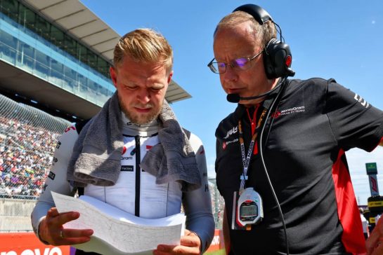 (L to R): Kevin Magnussen (DEN) Haas F1 Team with Mark Slade (GBR) Haas F1 Team Race Engineer on the grid.
24.09.2023. Formula 1 World Championship, Rd 17, Japanese Grand Prix, Suzuka, Japan, Race Day.
- www.xpbimages.com, EMail: requests@xpbimages.com © Copyright: Batchelor / XPB Images