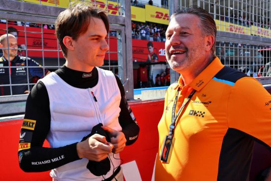 (L to R): Oscar Piastri (AUS) McLaren with Zak Brown (USA) McLaren Executive Director on the grid.
24.09.2023. Formula 1 World Championship, Rd 17, Japanese Grand Prix, Suzuka, Japan, Race Day.
- www.xpbimages.com, EMail: requests@xpbimages.com © Copyright: Batchelor / XPB Images