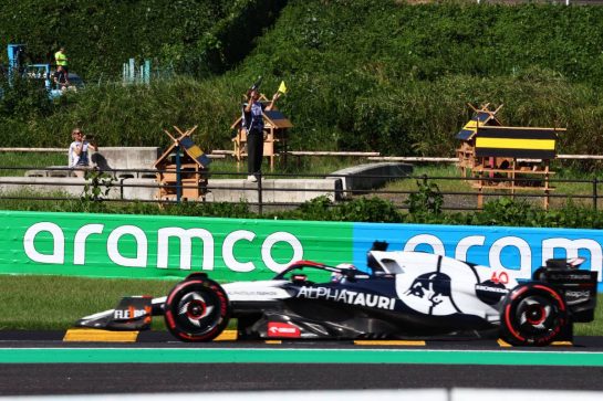 Liam Lawson (NZL) AlphaTauri AT04 passes Sebastian Vettel (GER).
24.09.2023. Formula 1 World Championship, Rd 17, Japanese Grand Prix, Suzuka, Japan, Race Day.
- www.xpbimages.com, EMail: requests@xpbimages.com © Copyright: Charniaux / XPB Images