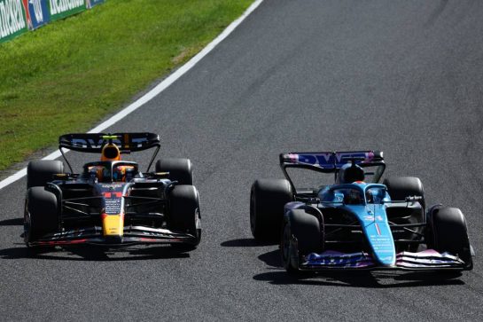 (L to R): Sergio Perez (MEX) Red Bull Racing RB19 and Esteban Ocon (FRA) Alpine F1 Team A523 battle for position.
24.09.2023. Formula 1 World Championship, Rd 17, Japanese Grand Prix, Suzuka, Japan, Race Day.
- www.xpbimages.com, EMail: requests@xpbimages.com © Copyright: Coates / XPB Images