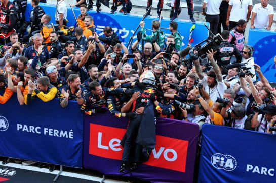 Race winner Max Verstappen (NLD) Red Bull Racing celebrates with the team in parc ferme.
24.09.2023. Formula 1 World Championship, Rd 17, Japanese Grand Prix, Suzuka, Japan, Race Day.
- www.xpbimages.com, EMail: requests@xpbimages.com © Copyright: Moy / XPB Images
