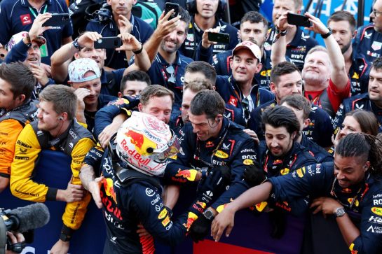 Race winner Max Verstappen (NLD) Red Bull Racing celebrates with the team in parc ferme.
24.09.2023. Formula 1 World Championship, Rd 17, Japanese Grand Prix, Suzuka, Japan, Race Day.
- www.xpbimages.com, EMail: requests@xpbimages.com © Copyright: Moy / XPB Images