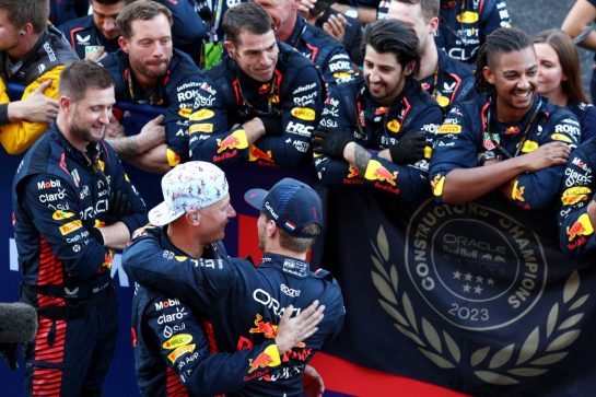 Race winner Max Verstappen (NLD) Red Bull Racing celebrates winning the Constructors' Championship with the team in parc ferme.
24.09.2023. Formula 1 World Championship, Rd 17, Japanese Grand Prix, Suzuka, Japan, Race Day.
- www.xpbimages.com, EMail: requests@xpbimages.com © Copyright: Moy / XPB Images
