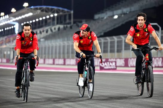 Charles Leclerc (MON) Ferrari rides the circuit with the team.
05.10.2023. Formula 1 World Championship, Rd 18, Qatar Grand Prix, Doha, Qatar, Preparation Day.
- www.xpbimages.com, EMail: requests@xpbimages.com © Copyright: Batchelor / XPB Images