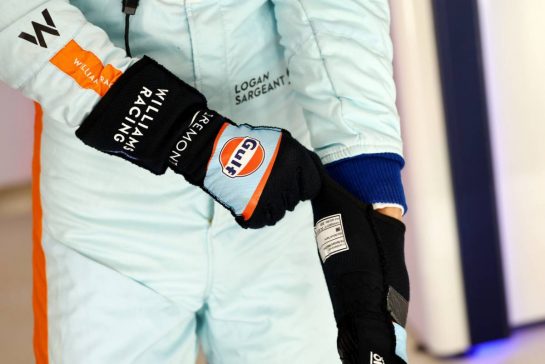 Logan Sargeant (USA) Williams Racing - racing gloves.
07.10.2023. Formula 1 World Championship, Rd 18, Qatar Grand Prix, Doha, Qatar, Sprint Day.
- www.xpbimages.com, EMail: requests@xpbimages.com © Copyright: Batchelor / XPB Images