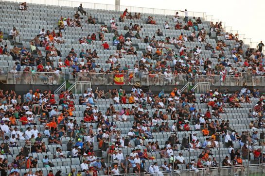 Circuit atmosphere - fans in the grandstand.
07.10.2023. Formula 1 World Championship, Rd 18, Qatar Grand Prix, Doha, Qatar, Sprint Day.
- www.xpbimages.com, EMail: requests@xpbimages.com © Copyright: Moy / XPB Images