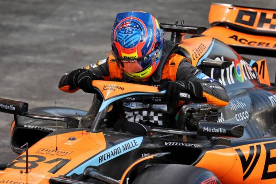 Oscar Piastri (AUS) McLaren MCL60, fastest, in Sprint Shootout parc ferme.
07.10.2023. Formula 1 World Championship, Rd 18, Qatar Grand Prix, Doha, Qatar, Sprint Day.
- www.xpbimages.com, EMail: requests@xpbimages.com © Copyright: Moy / XPB Images