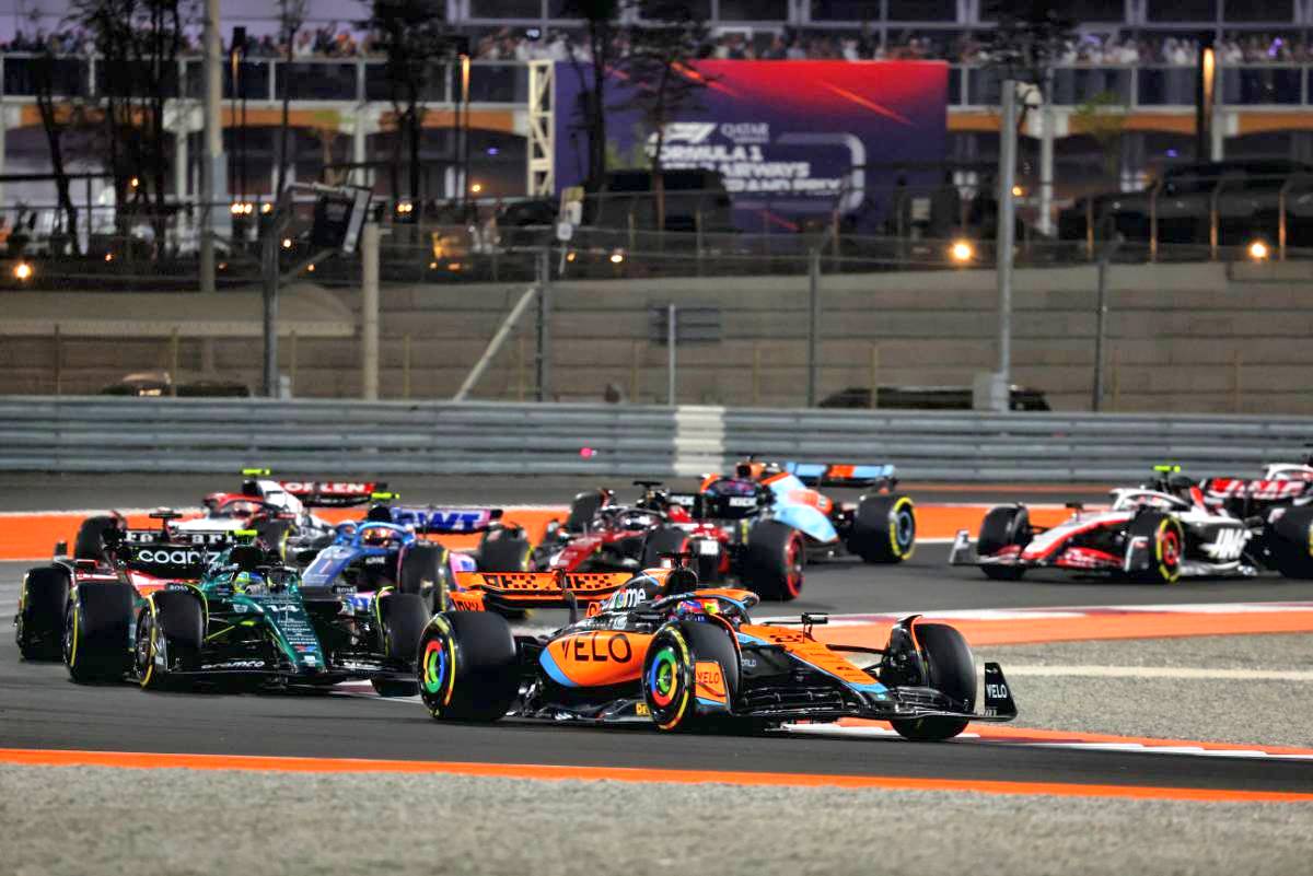 Oscar Piastri (AUS) McLaren MCL60 at the start of the race. 08.10.2023. Formula 1 World Championship, Rd 18, Qatar Grand Prix, Doha, Qatar, Race Day. - www.xpbimages.com, EMail: requests@xpbimages.com © Copyright: Charniaux / XPB Images
