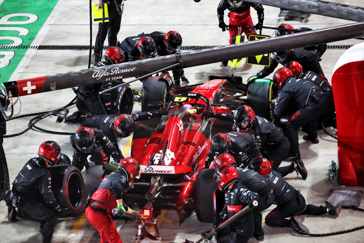 Zhou Guanyu (CHN) Alfa Romeo F1 Team C43 makes a pit stop. 08.10.2023. Formula 1 World Championship, Rd 18, Qatar Grand Prix, Doha, Qatar, Race Day. - www.xpbimages.com, EMail: requests@xpbimages.com © Copyright: Moy / XPB Images