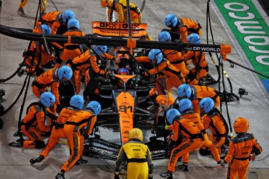 Oscar Piastri (AUS) McLaren MCL60 makes a pit stop.
08.10.2023. Formula 1 World Championship, Rd 18, Qatar Grand Prix, Doha, Qatar, Race Day.
- www.xpbimages.com, EMail: requests@xpbimages.com © Copyright: Moy / XPB Images