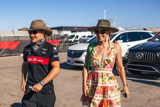 Valtteri Bottas (FIN) Alfa Romeo F1 Team with his girlfriend Tiffany Cromwell (AUS) Professional Cyclist.
20.10.2023. Formula 1 World Championship, Rd 19, United States Grand Prix, Austin, Texas, USA, Qualifying Day
- www.xpbimages.com, EMail: requests@xpbimages.com © Copyright: Bearne / XPB Images